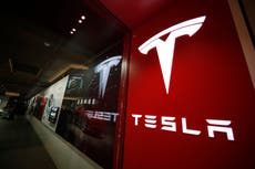 Tesla retira dos lotes que incluyen a más de 9,500 vehículos