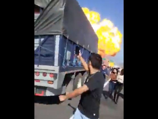 Los transeúntes huyen de una explosión de gas que sacudió una carretera en Nayarit, México y dejó al menos 14 muertos el lunes.