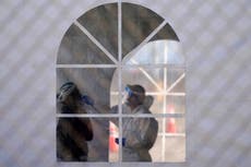 Gobernador de California impone nuevas restricciones contra COVID-19