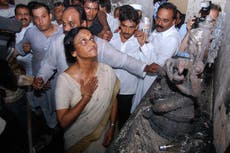 Niña de la India muere tras incendiar su vestido con pirotecnia