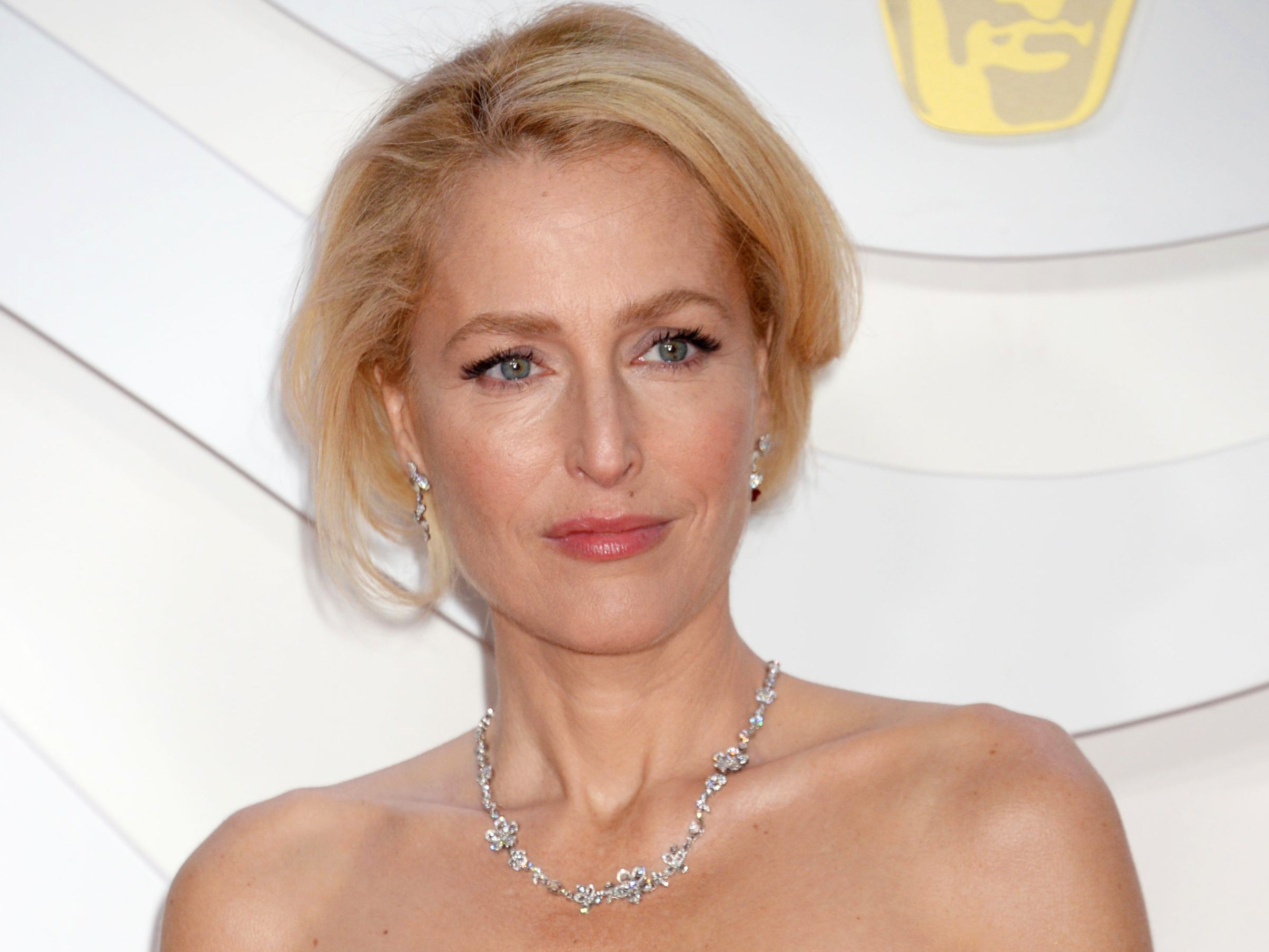 The Crown: Gillian Anderson dice que el programa de Netflix podría haber sido menos amable con la realeza