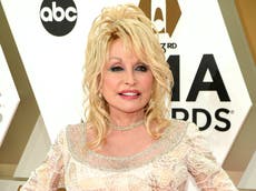 Dolly Parton donó 1 mdd para investigación de vacunas contra Covid-19
