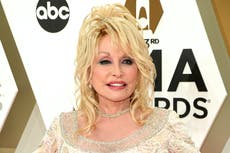 Dolly Parton donó 1 mdd para investigación de vacunas contra Covid-19