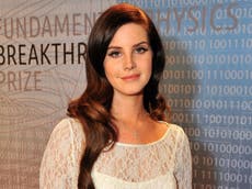 Lana del Rey responde a las críticas por su polémica mascarilla