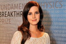 Lana del Rey responde a las críticas por su polémica mascarilla