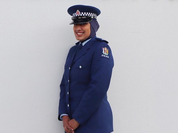 La agente Zeena Ali es el primer miembro de la policía de Nueva Zelanda en usar un hijab especialmente diseñado como parte de su uniforme.