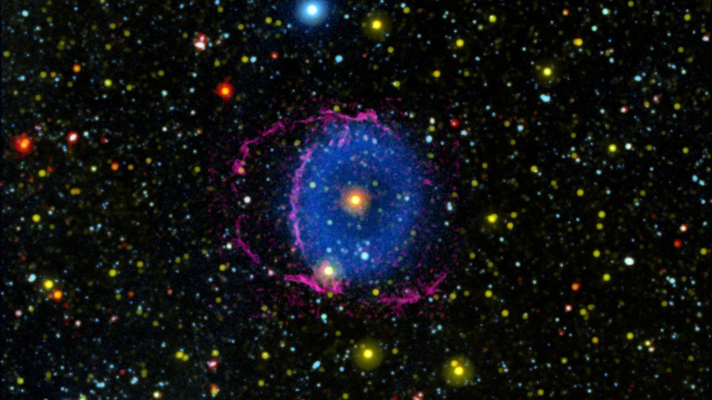 Anillo azul misterioso en el espacio