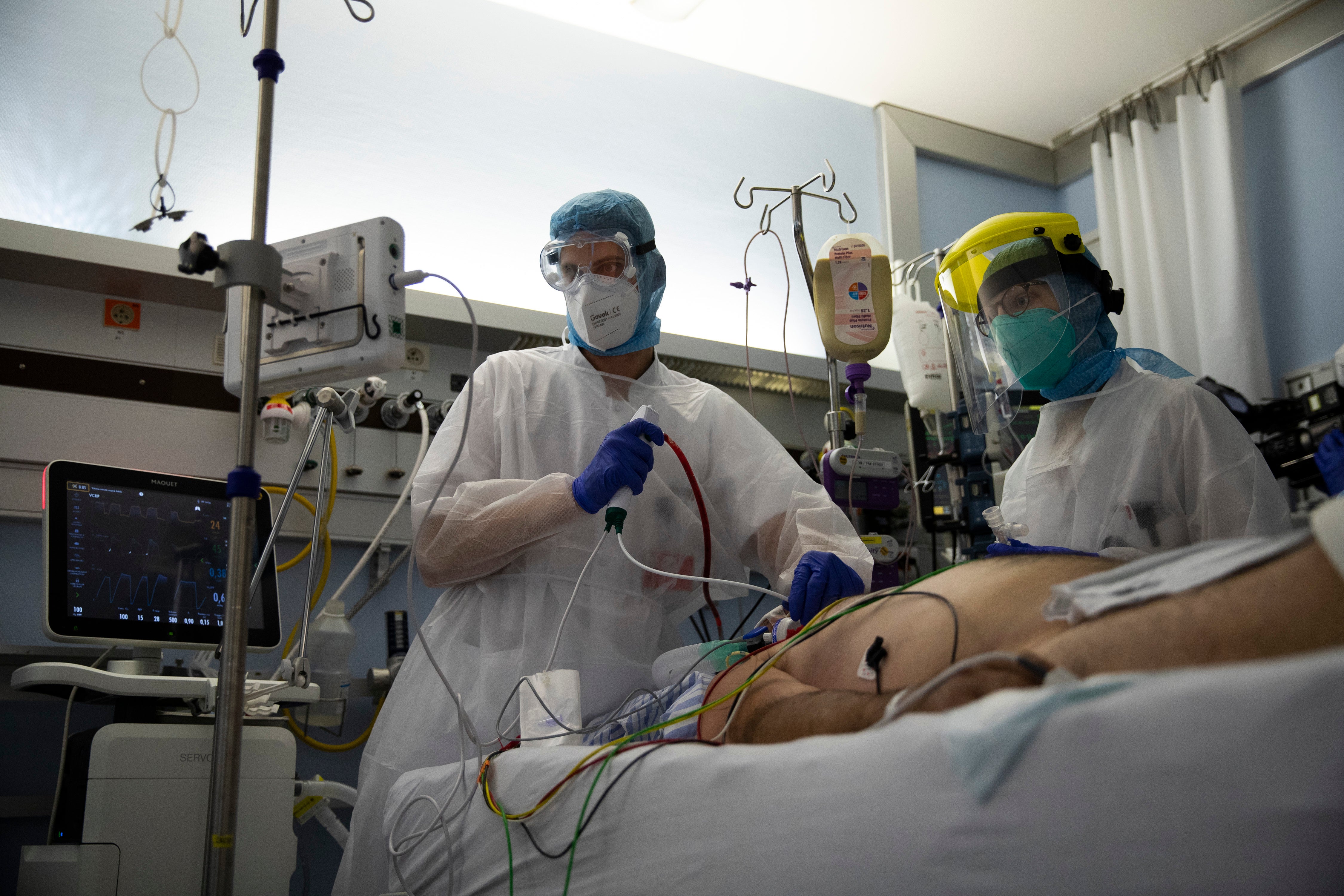 Personal médico trabajando en la Unidad de Cuidados Intensivos para pacientes de COVID-19 en el hospital CHR Citadelle en Lieja, Bélgica, el 21 de octubre de 2020.