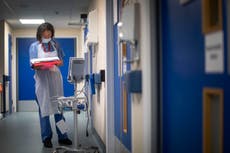Las enfermeras y las trabajadoras de la salud tienen más probabilidades de sufrir “angustia mental durante la crisis de Covid”