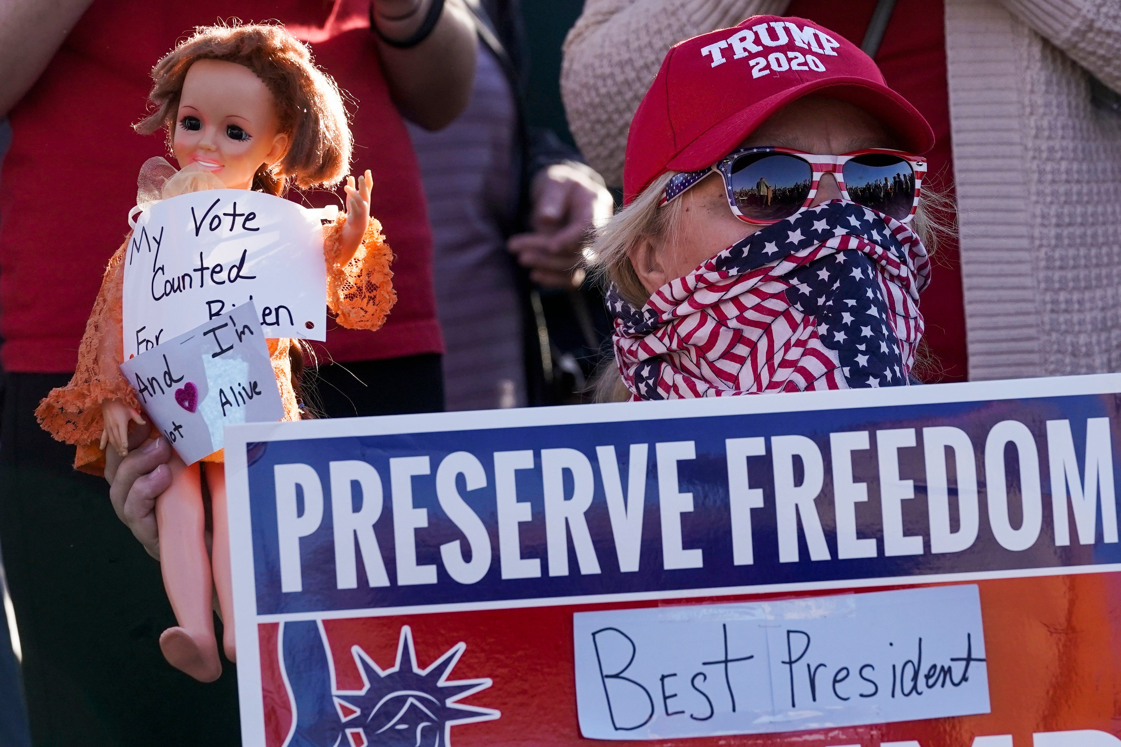 <p>La foto del 7 de noviembre de 2020 muestra a un partidario del presidente Donald Trump con un cartel que dice "preservar la libertad" después del anuncio de que el demócrata Joe Biden había ganado la elección.</p>