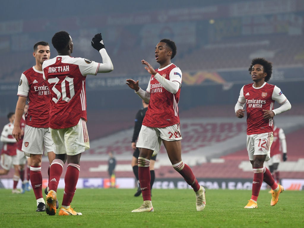 Eddie Nketiah y Joe Willock celebran un tanto en el partido de UEFA Europa League entre Arsenal y Molde FK.