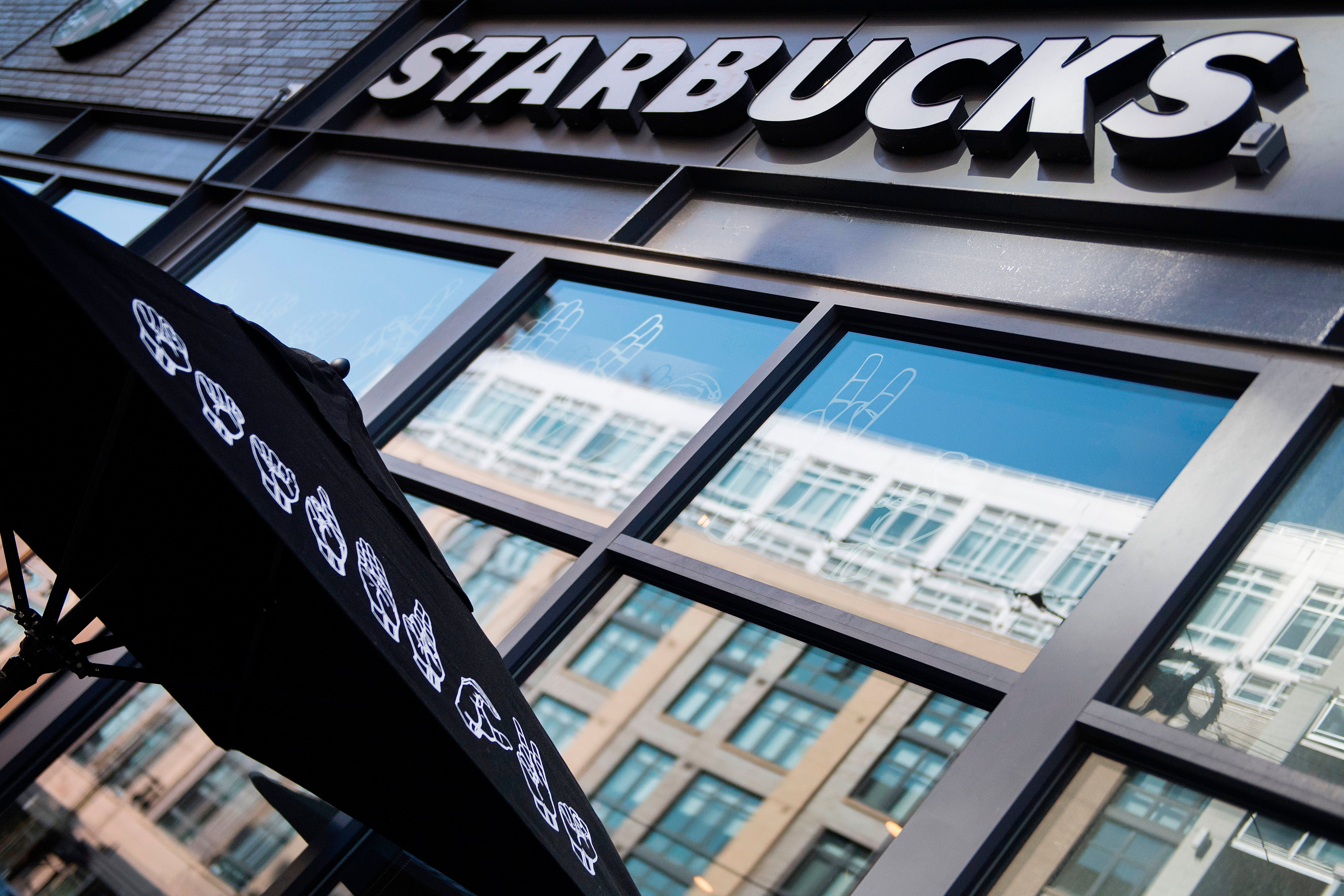 Starbucks dará a todos sus empleados estadounidenses un aumento salarial de al menos un 10 por ciento el próximo mes.