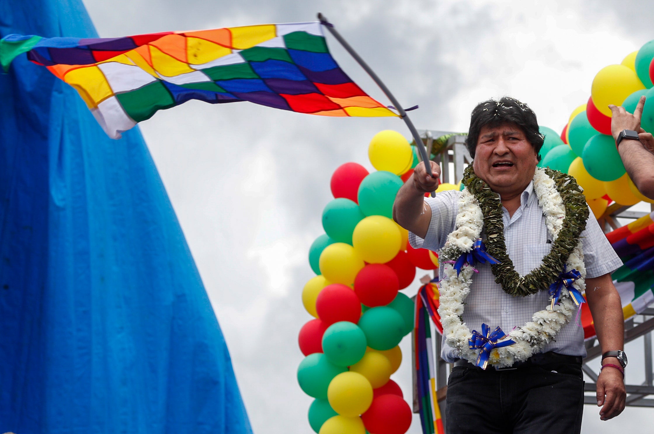 El expresidente boliviano Evo Morales ondea una bandera durante un mitin con simpatizantes en Chimore, Bolivia, el miércoles 11 de noviembre de 2020, desde donde voló al exilio hace un año. Desde su regreso a Bolivia, Morales se ha dedicado a organizar a su partido y ha retomado la presidencia del mayor sindicato cocalero, que dirigió durante más dos décadas.