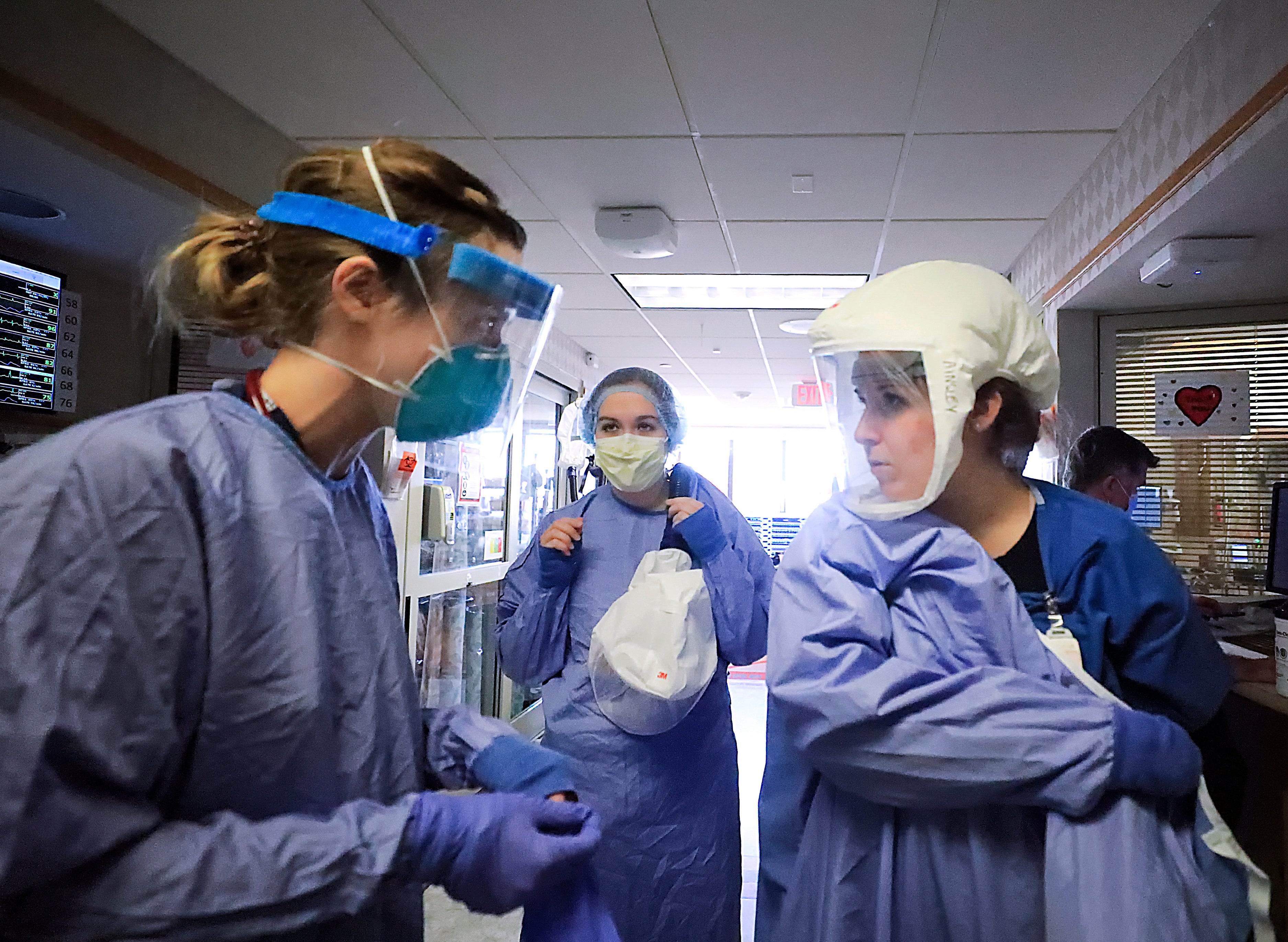 En esta foto de archivo del 5 de noviembre de 2020, personal médico atiende a enfermos de COVID-19 en una unidad reservada para el coronavirus en el hospital UW Health de Madison, Wisconsin.