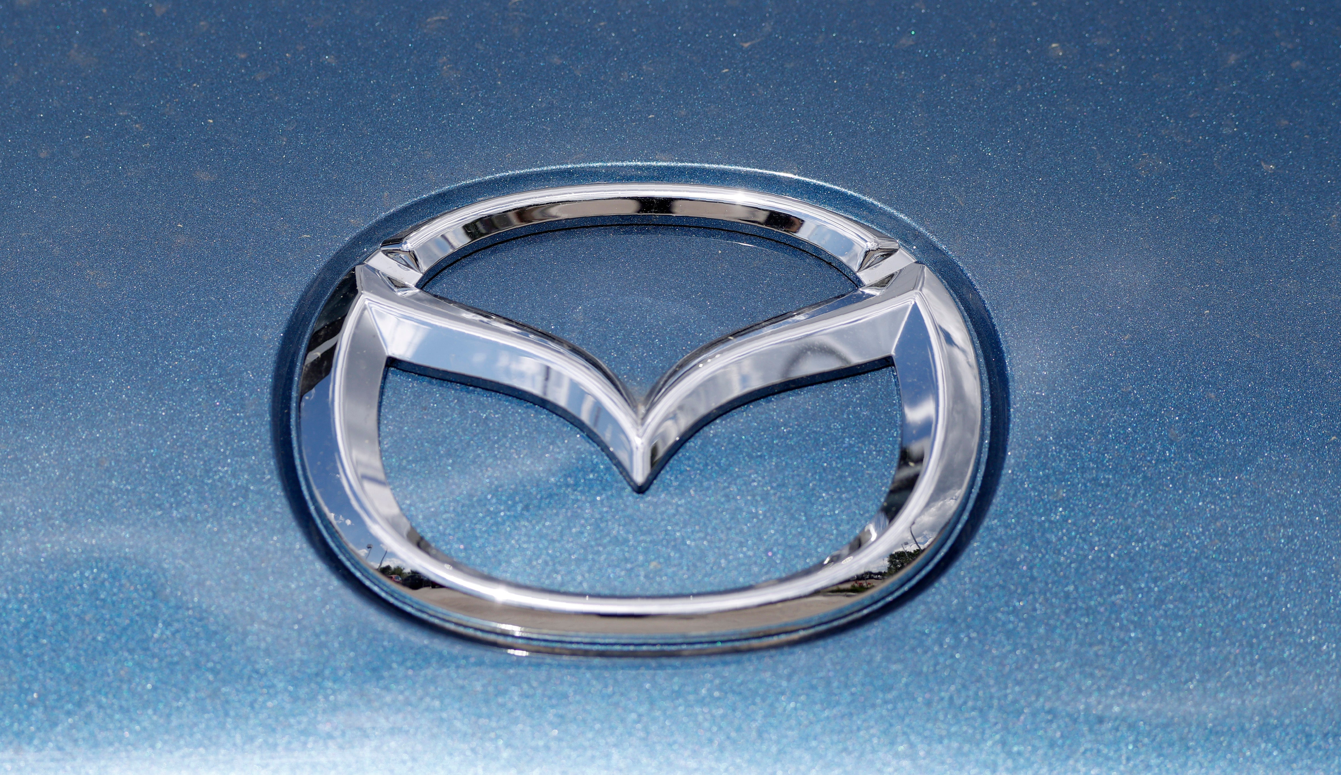 El logotipo de la marca de automóviles Mazda en una foto del 14 de junio de 2020, en un distribuidor en Littleton, Colorado.