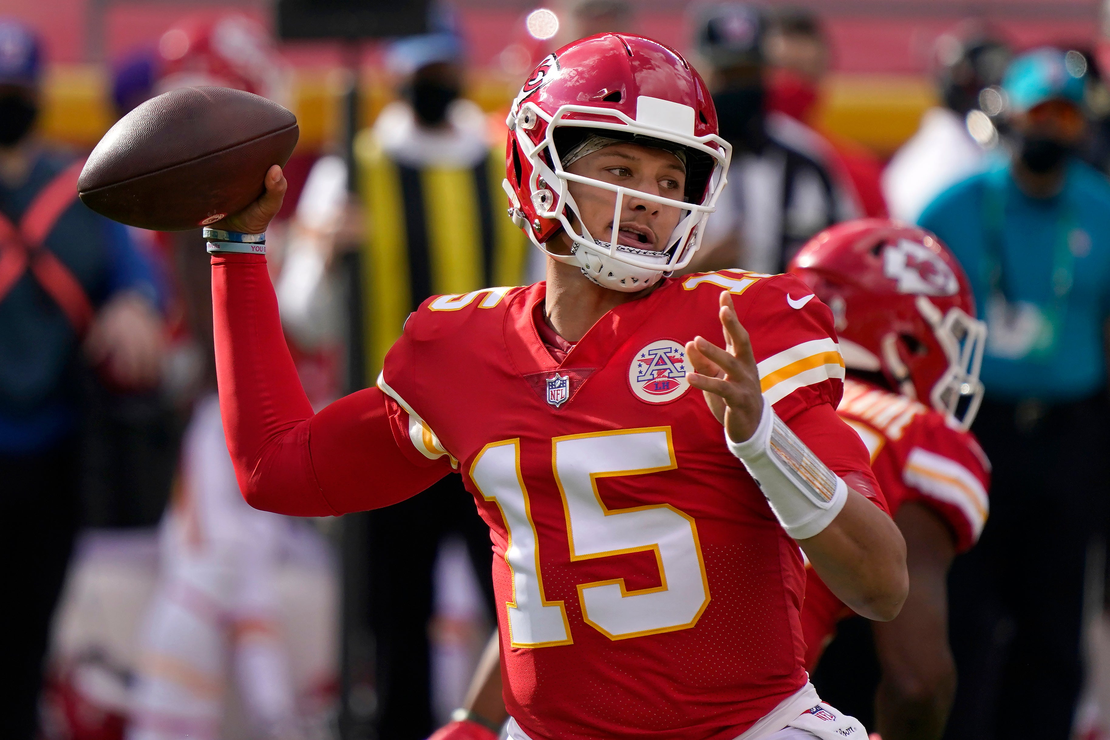 El quarterback Patrick Mahomes (15) de los Chiefs de Kansas City pasa el balón ante los Panthers de Carolina, el domingo 8 de noviembre de 2020.