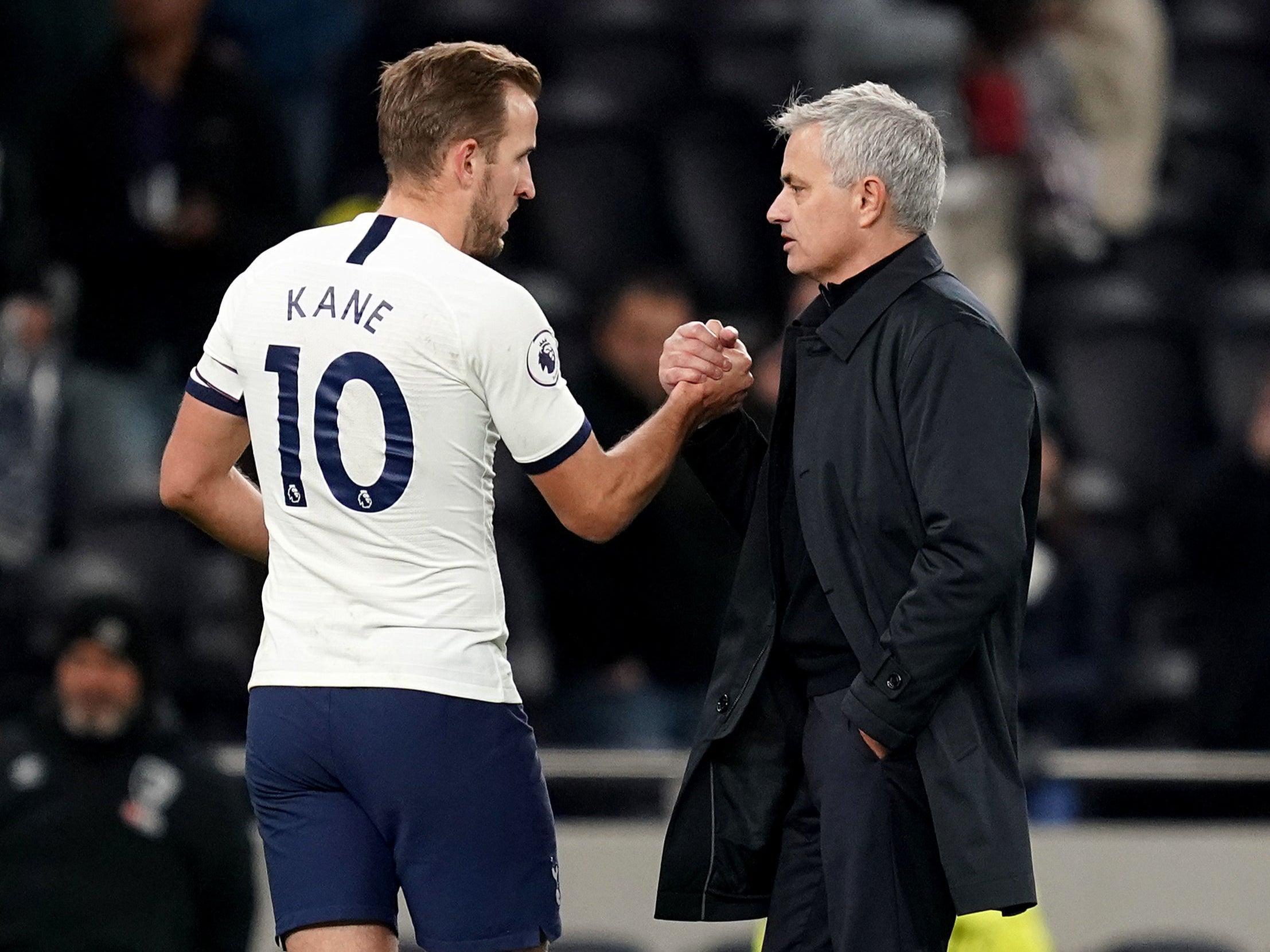 Harry Kane le da la mano a José Mourinho