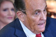 Equipo de Trump es grabado burlándose de Giuliani en rueda de prensa