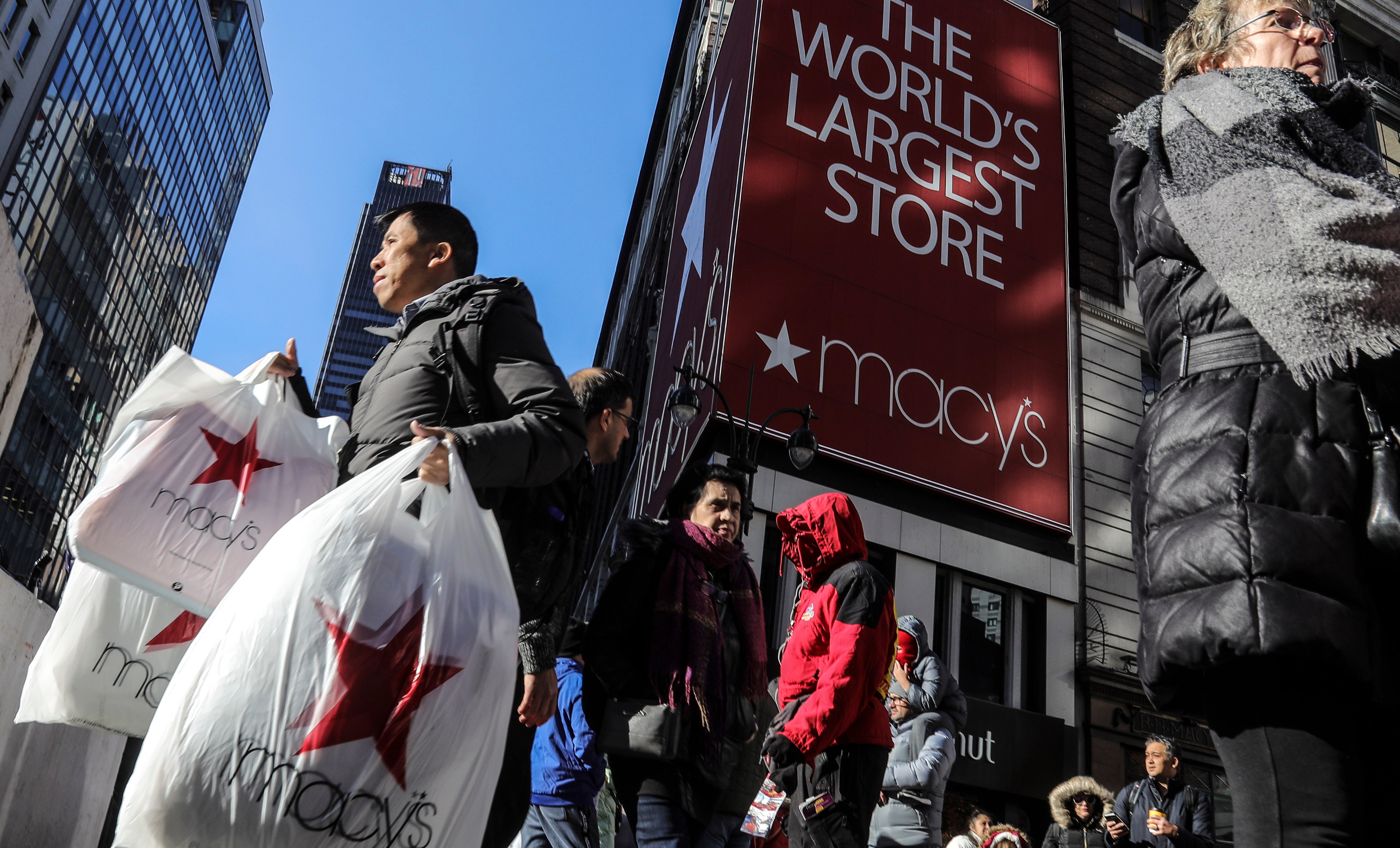 Unas personas pasan frente a un local de Macy's en Nueva York el 29 de noviembre de 2019.