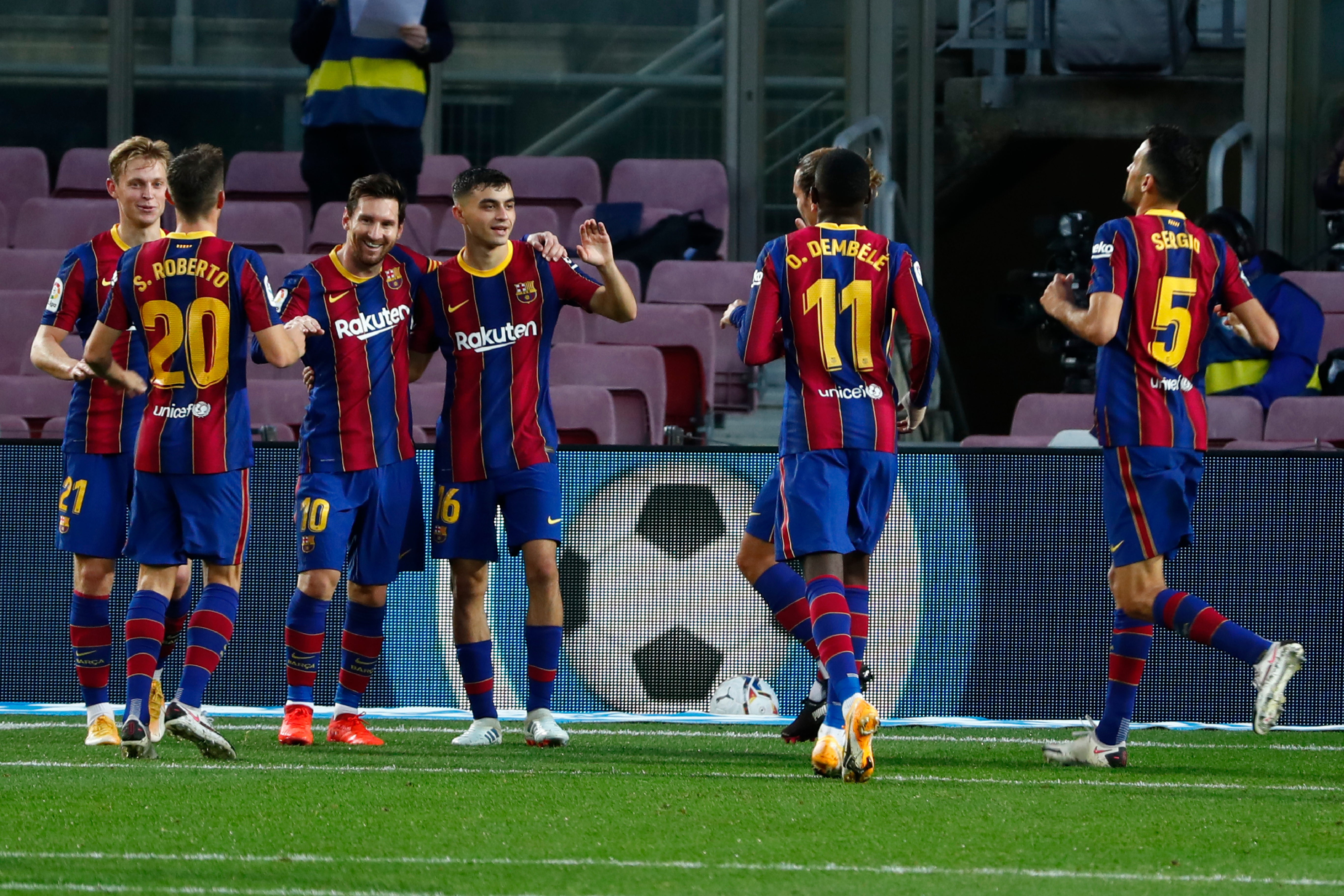 Lionel Messi (tercero a la derecha) tras marcar de penal el tercer gol del Barcelona en el partido contra Real Betis por La Liga española, el sábado 7 de noviembre de 2020.