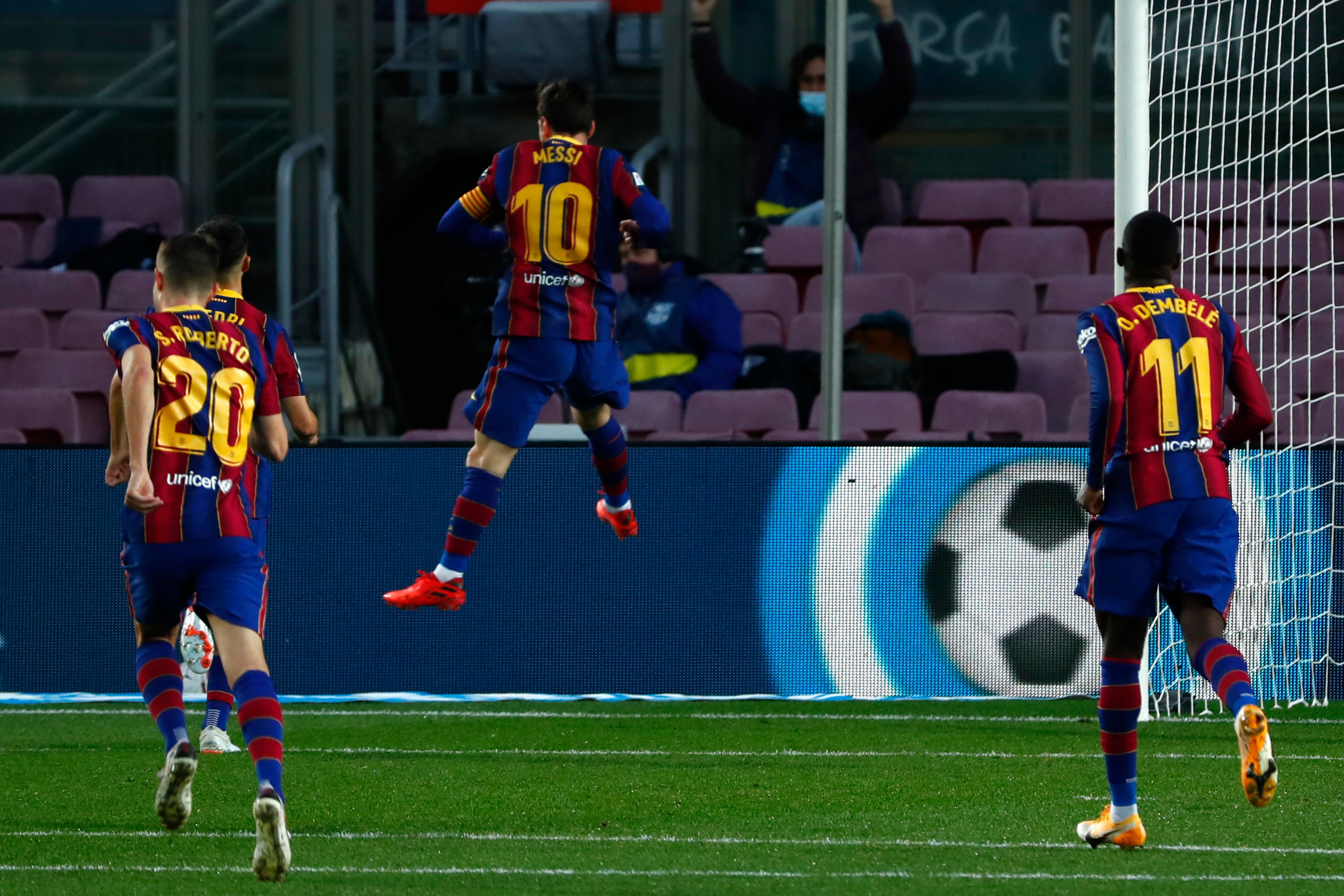 El astro argentino Lionel Messi (10) festeja tras anotar el tercer gol del Barcelona en el partido por la Liga ante el Betis, en el Camp Nou de Barcelona, España, el sábado 7 de noviembre de 2020.