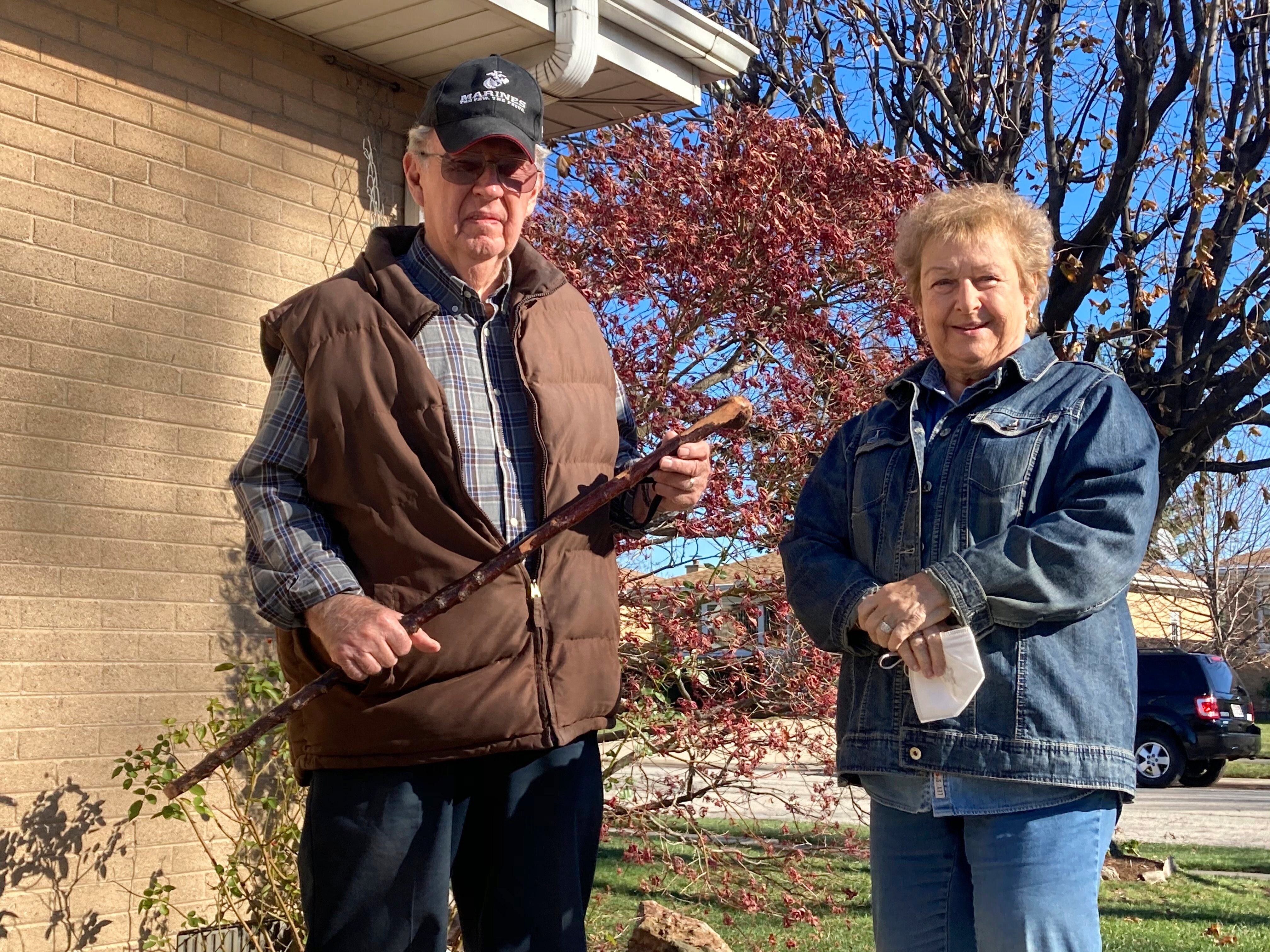 Dan Donovan, junto a su esposa Barbara, sostiene el bastón con el que expulsó a varios ladrones de su casa en Niles, Illinois, EEUU. Donovan, un ex marine de 81 años, utilizó el bastón de su abuelo para espantar a los ladrones, a uno de los cuales golpeó en la cabeza.