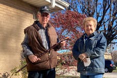 Anciano en Chicago se defiende de robo con un bastón