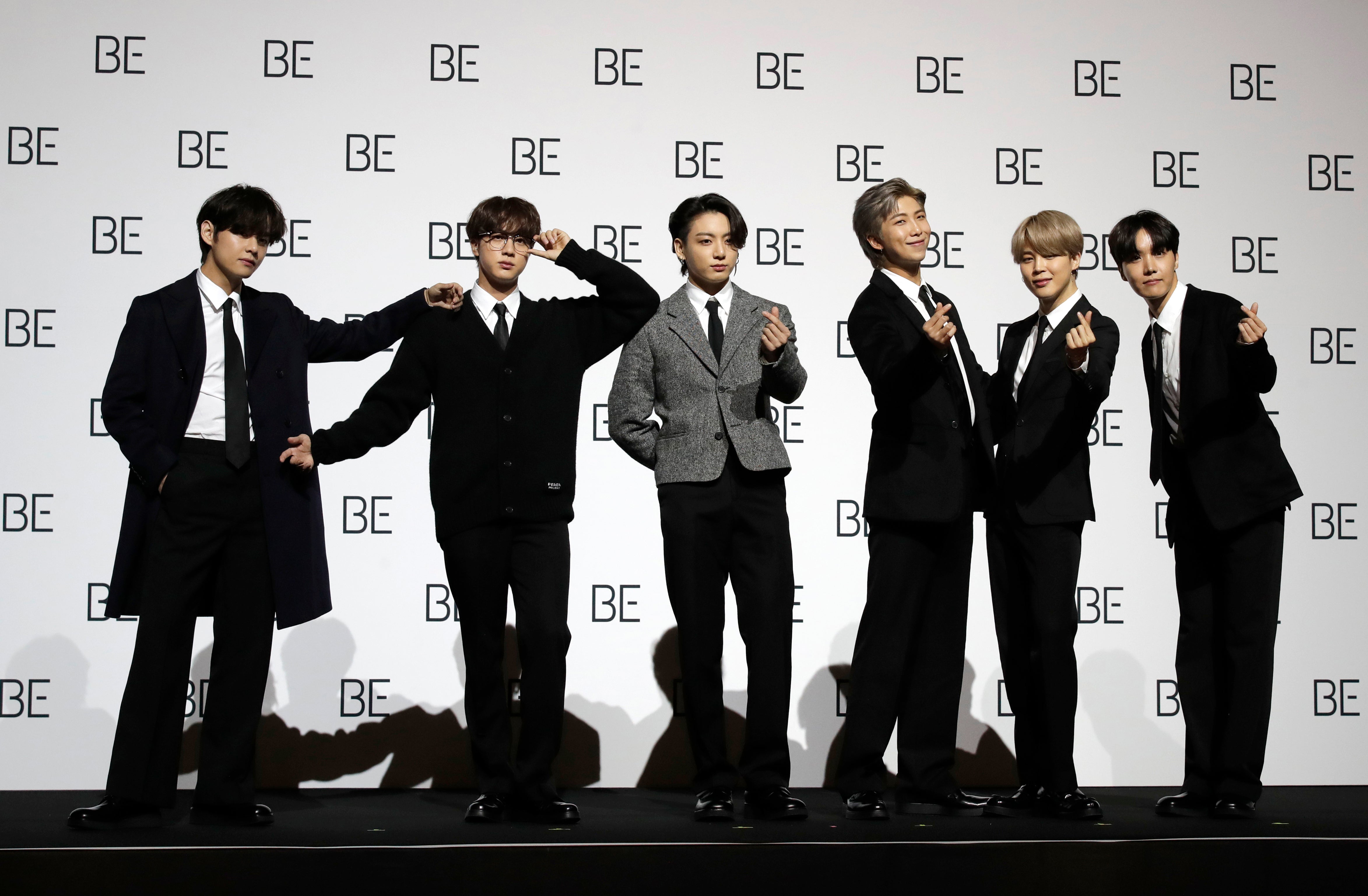 Miembros de la banda sudcoreana de K-pop BTS posan para retratos durante una conferencia de prensa para presentar su nuevo álbum "BE" en Seúl, Corea de Sur el viernes 20 de noviembre de 2020. BTS lanzó su nuevo álbum “BE” el cual describen como una “carta de esperanza”. La banda realizó una conferencia de prensa siguiendo las medidas de distanciamiento social en Seúl para presentar el álbum, el segundo que lanzan en el año. “Be” incluye su éxito en inglés “Dynamite”, que llegó a la cima de la lista Hot 100 de Billboard, siendo la primera canción de un grupo sudcoreano en lograrlo.