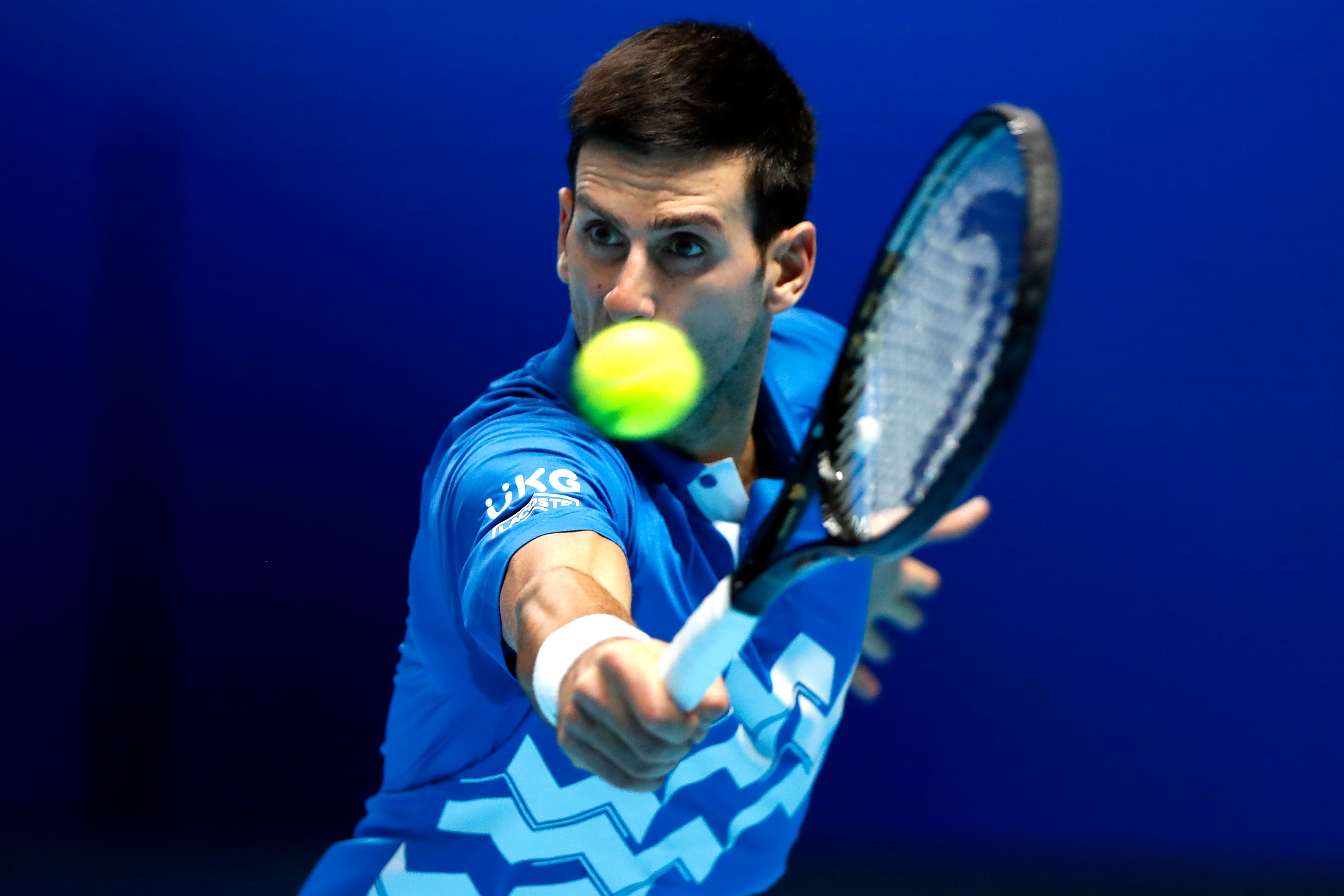 El serbio Novak Djokovic devuelve un tiro del alemán Alexander Zverev en su duelo en la Copa Masters de la ATP, en la Arena O2 de Londres, el viernes 20 de noviembre de 2020.