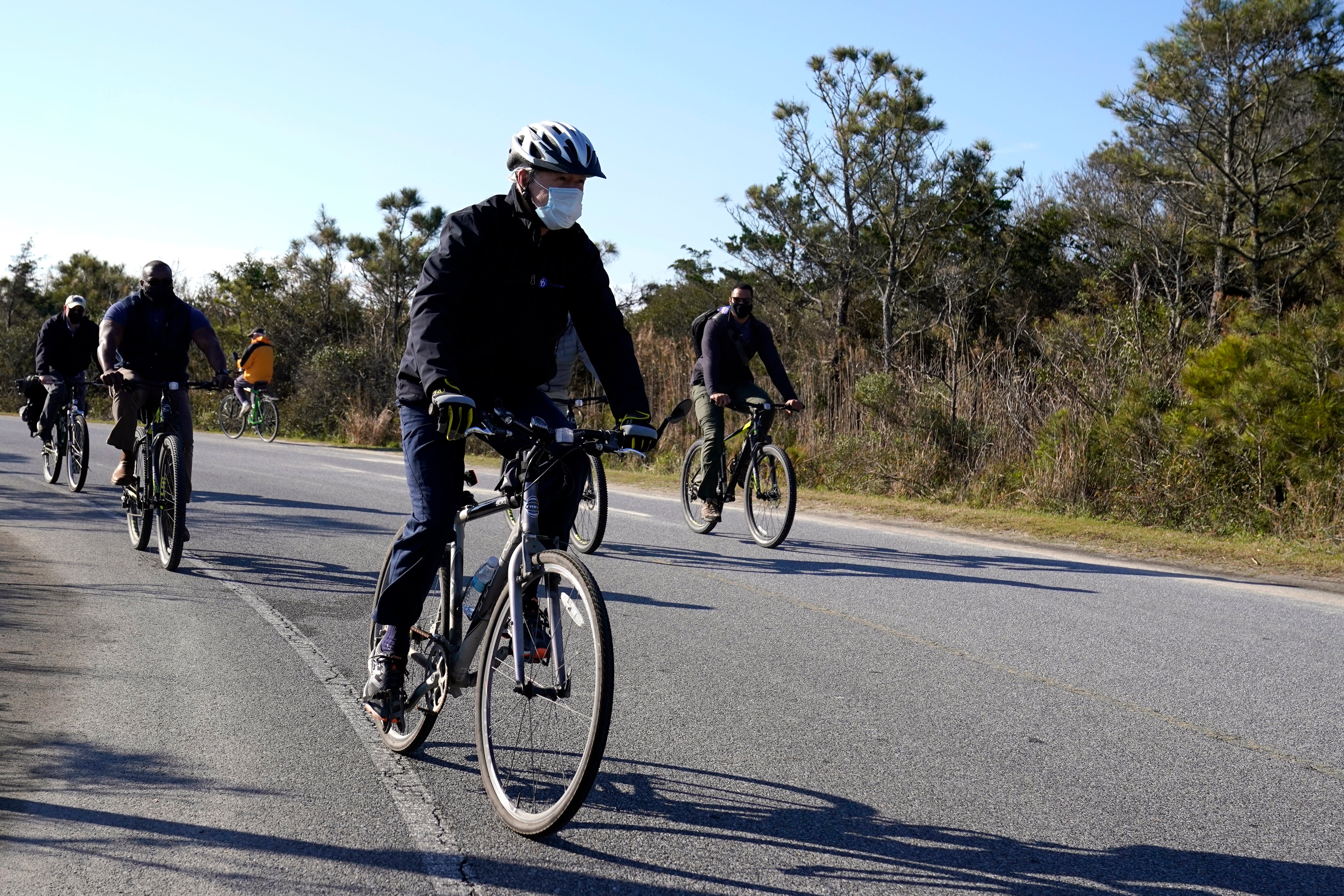 En esta fotografía del 14 de noviembre de 2020, el presidente electo Joe Biden recorre en bicicleta el parque estatal Cape Henlopen en Lewes, Delaware.