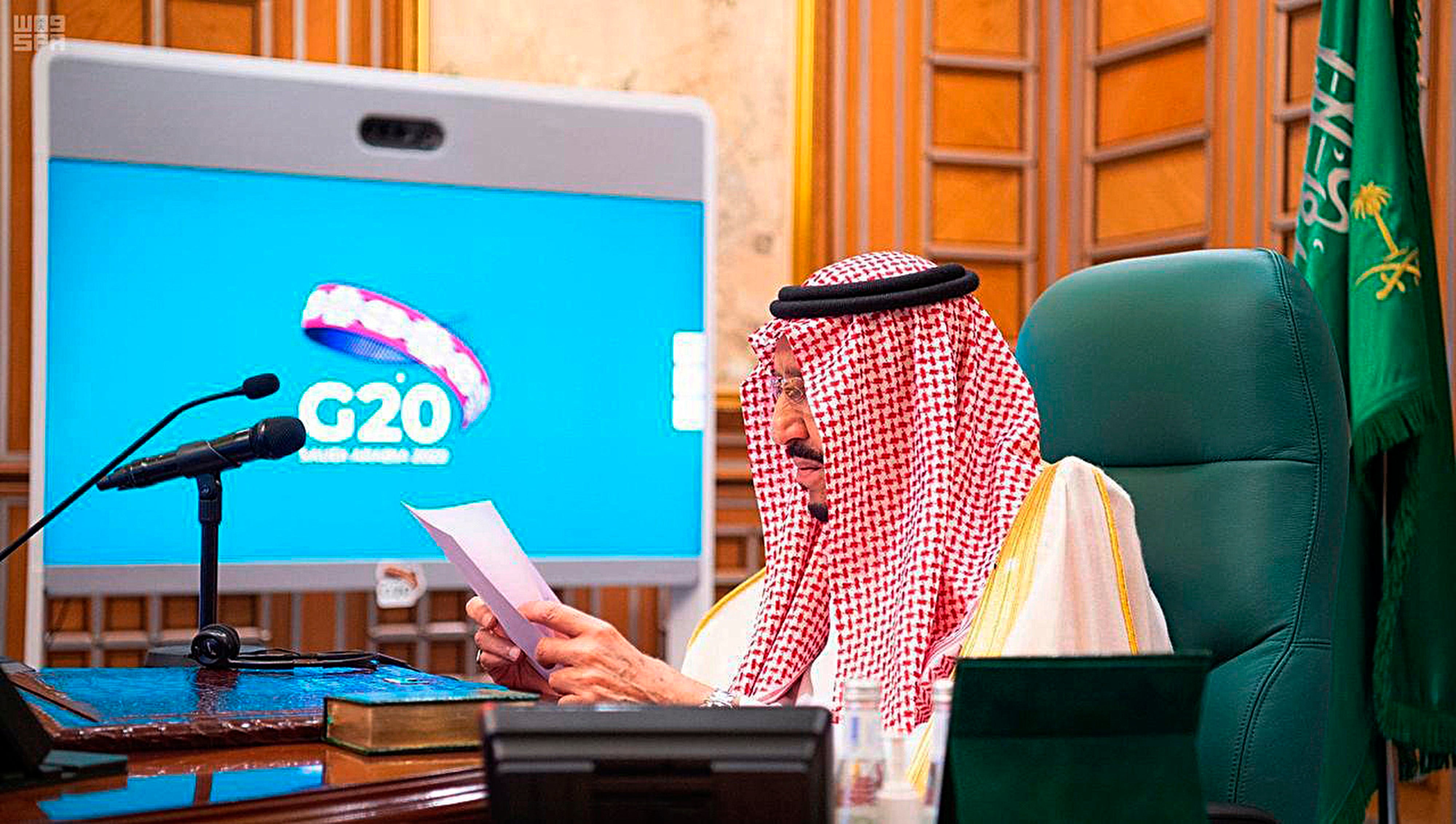 Foto tomada el 26 de marzo del 2020 del rey saudí hablando para una reunión del G20 desde su despacho en Riad. Foto cortesía de la Saudi Press Agency.