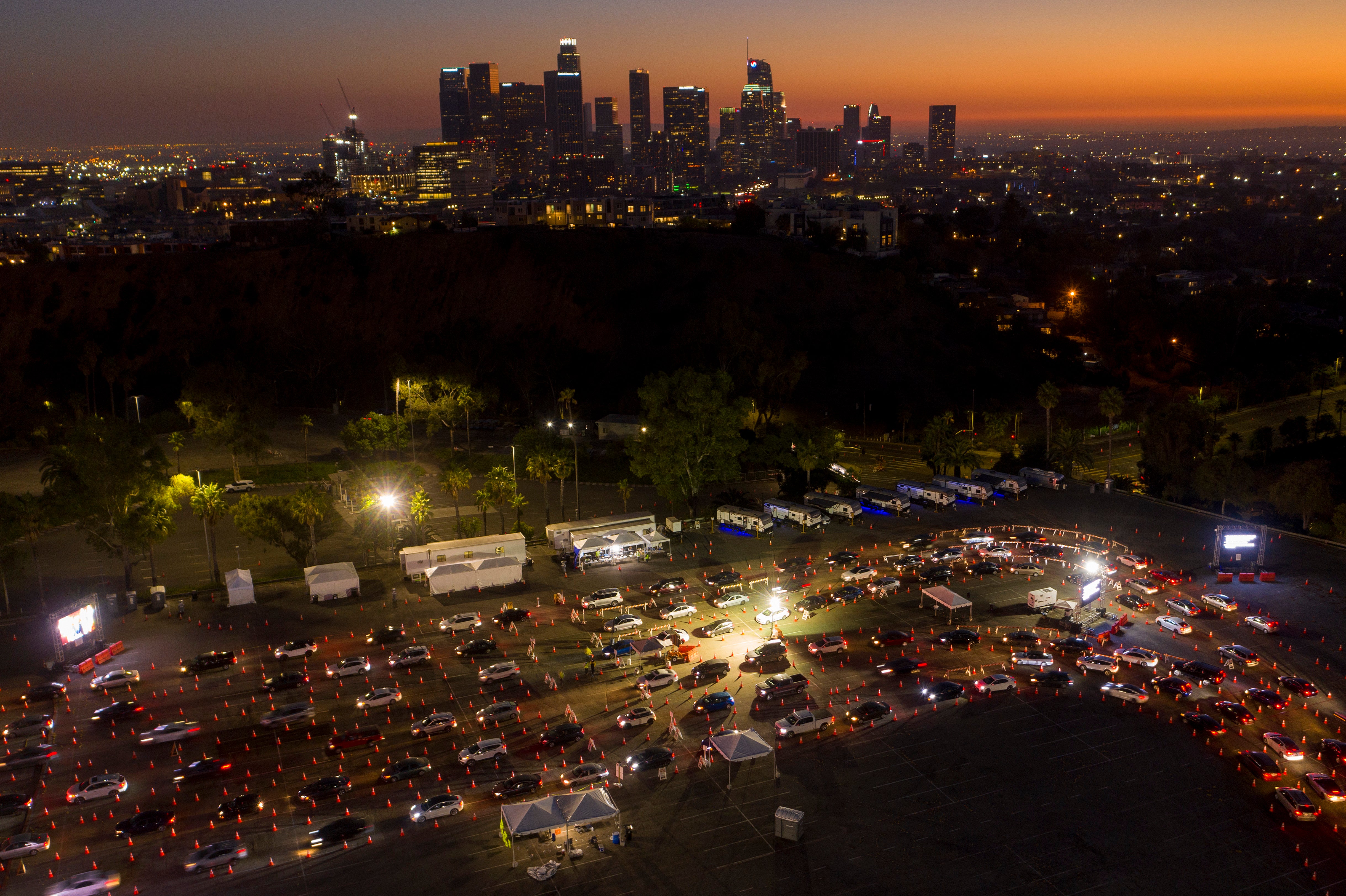 Covid: Personas se hacen pruebas previo a Día de Acción de Gracias