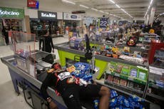 Sepultan al hombre negro asesinado por guardias de seguridad en Brasil