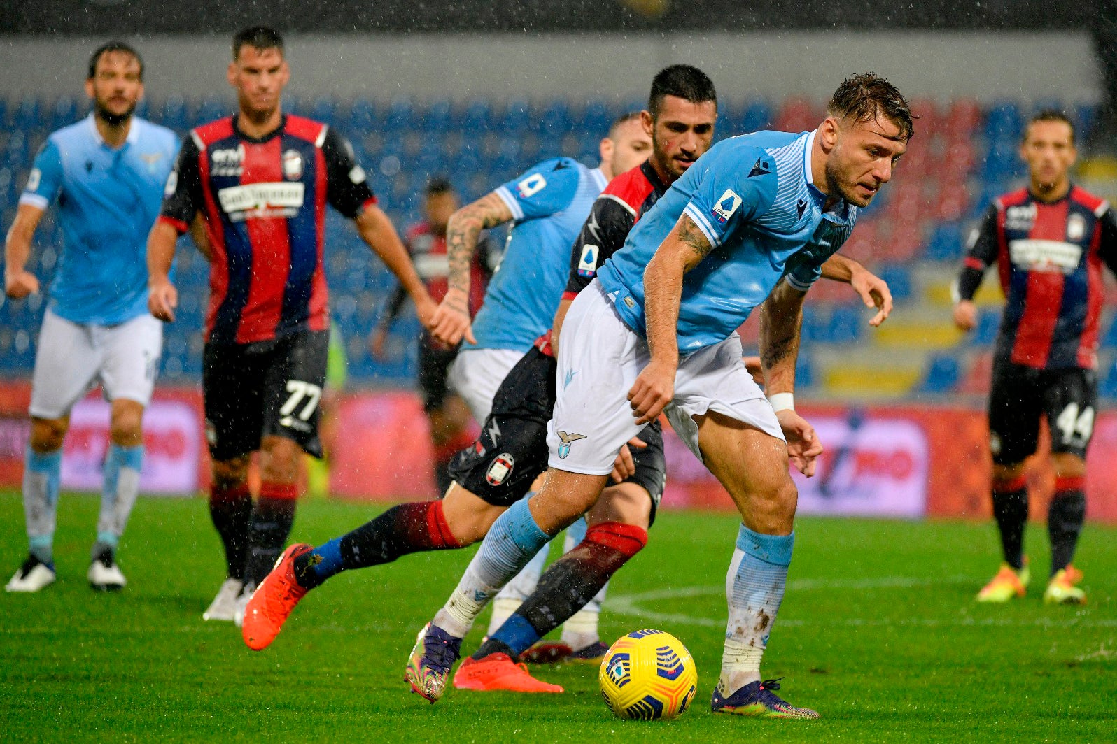 El artillero de Lazio Lazio's Ciro Immobile avanza con el balón en un partido de la Serie A italiana contra Crotone el sábado, 21 de noviembre del 2020.
