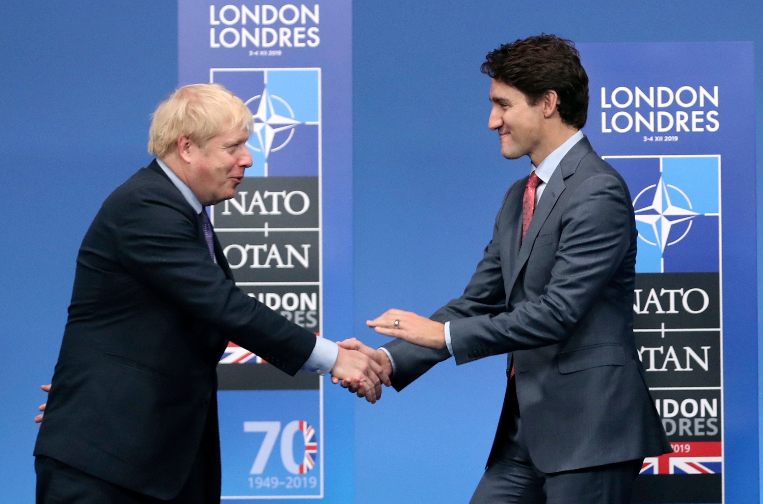 En imagen de archivo del miércoles 4 de diciembre de 2019, el primer ministro británico Boris Johnson, izquierda, recibe a su homólogo canadiense Justin Trudeau durante la llegada oficial de líderes de la OTAN en el hotel The Grove, en Watford, Inglaterra.