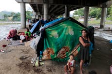Refugios improvisados acaparan las calles en Honduras 