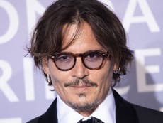 Johnny Depp gana premio de cine y lo recibe posando tras las rejas