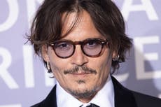 Johnny Depp gana premio de cine y lo recibe posando tras las rejas
