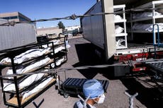 Tropas reemplazan presos por el traslado de cuerpos de Covid en Texas