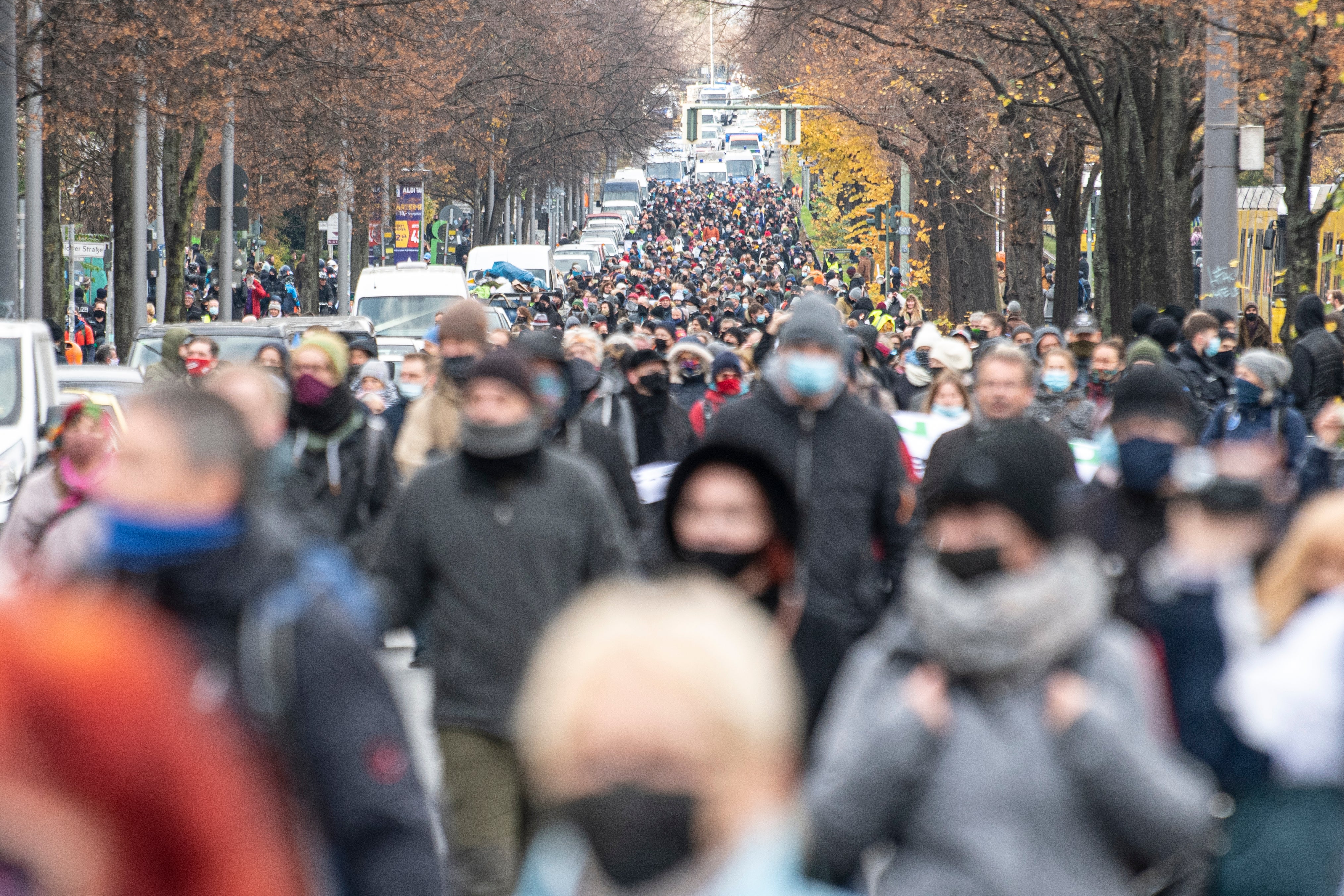 Varias personas que protestan contra las restricciones impuestas debido al coronavirus en Alemania han tratado de presentarse como víctimas de la persecución del gobierno.
