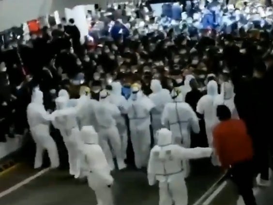 Caos en aeropuerto de Shanghai tras detectar trabajadores con Covid-19