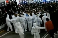 Caos en aeropuerto de Shanghai tras detectar trabajadores con Covid-19