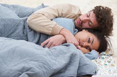 Parejas comparten consejos para dormir mejor