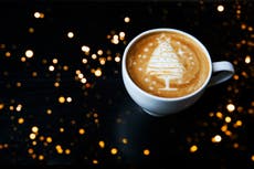 Costa, Greggs, Starbucks: ¿Cuánta azúcar contiene tu bebida festiva favorita de las cadenas de café?