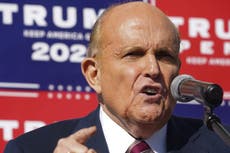 Rudy Giuliani critica a una estación de radio por deslindarse de sus comentarios