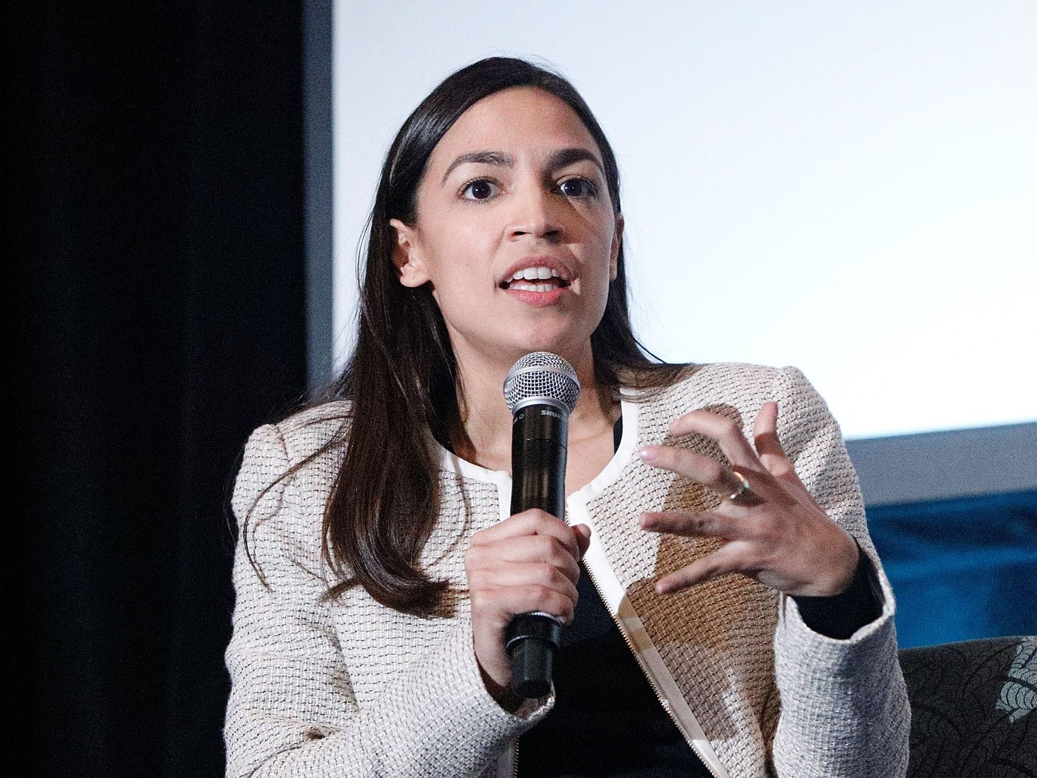 AOC pide a Andrew Cuomo que renuncie como gobernador de Nueva York
