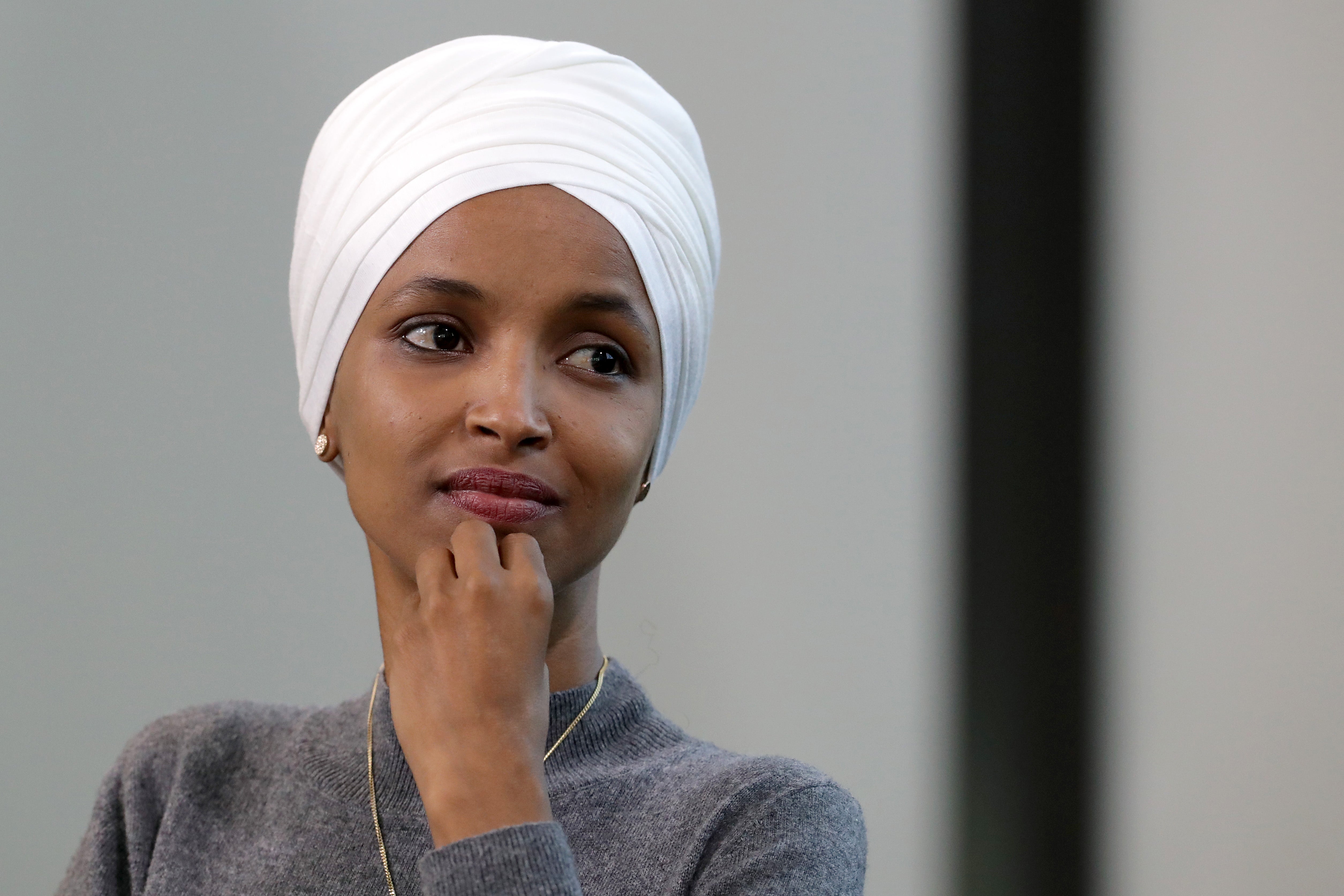 Ilhan Omar critica a legisladores por recibir la vacuna contra covid