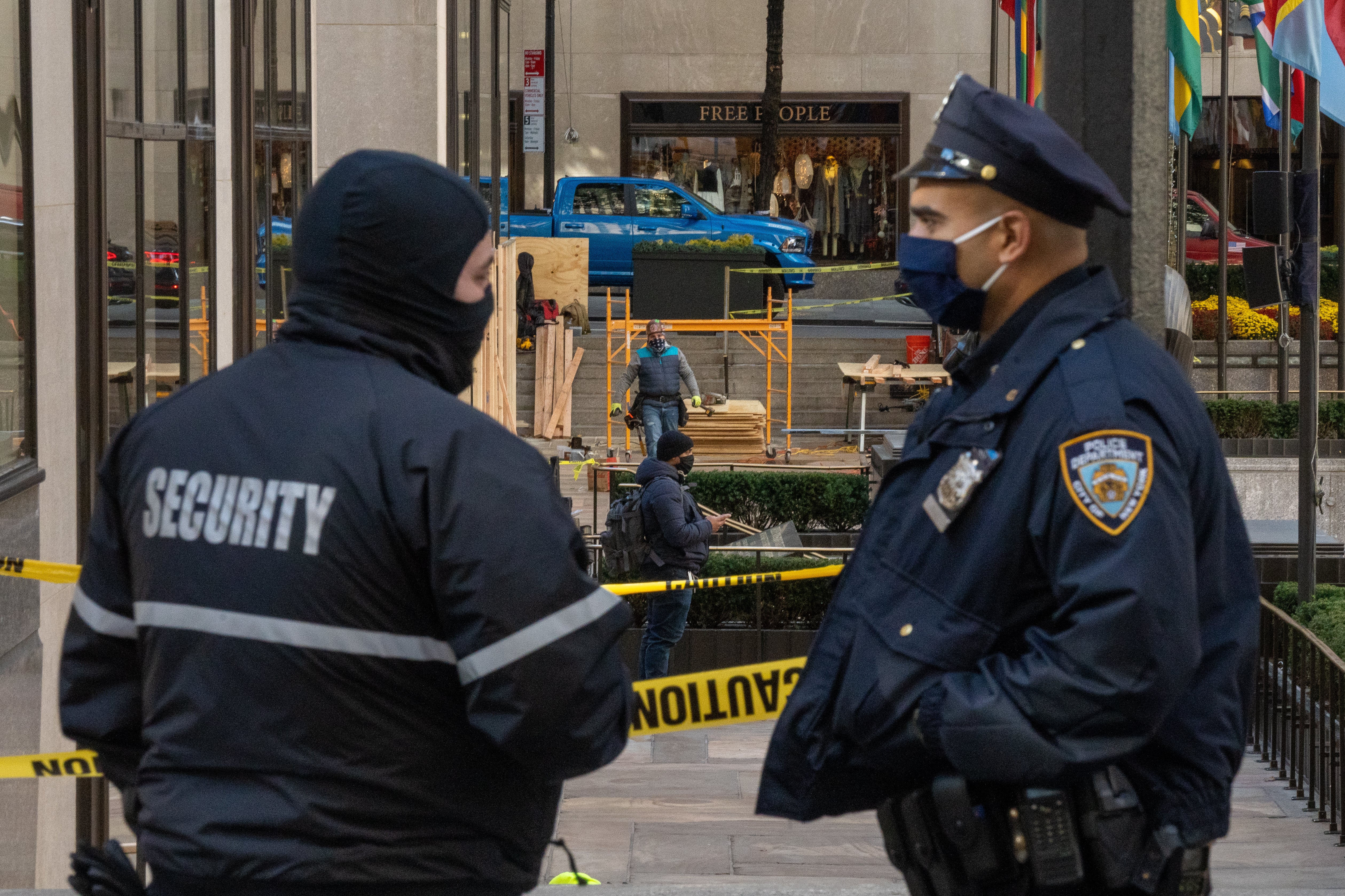Un policía y un guardia de seguridad en Nueva York.