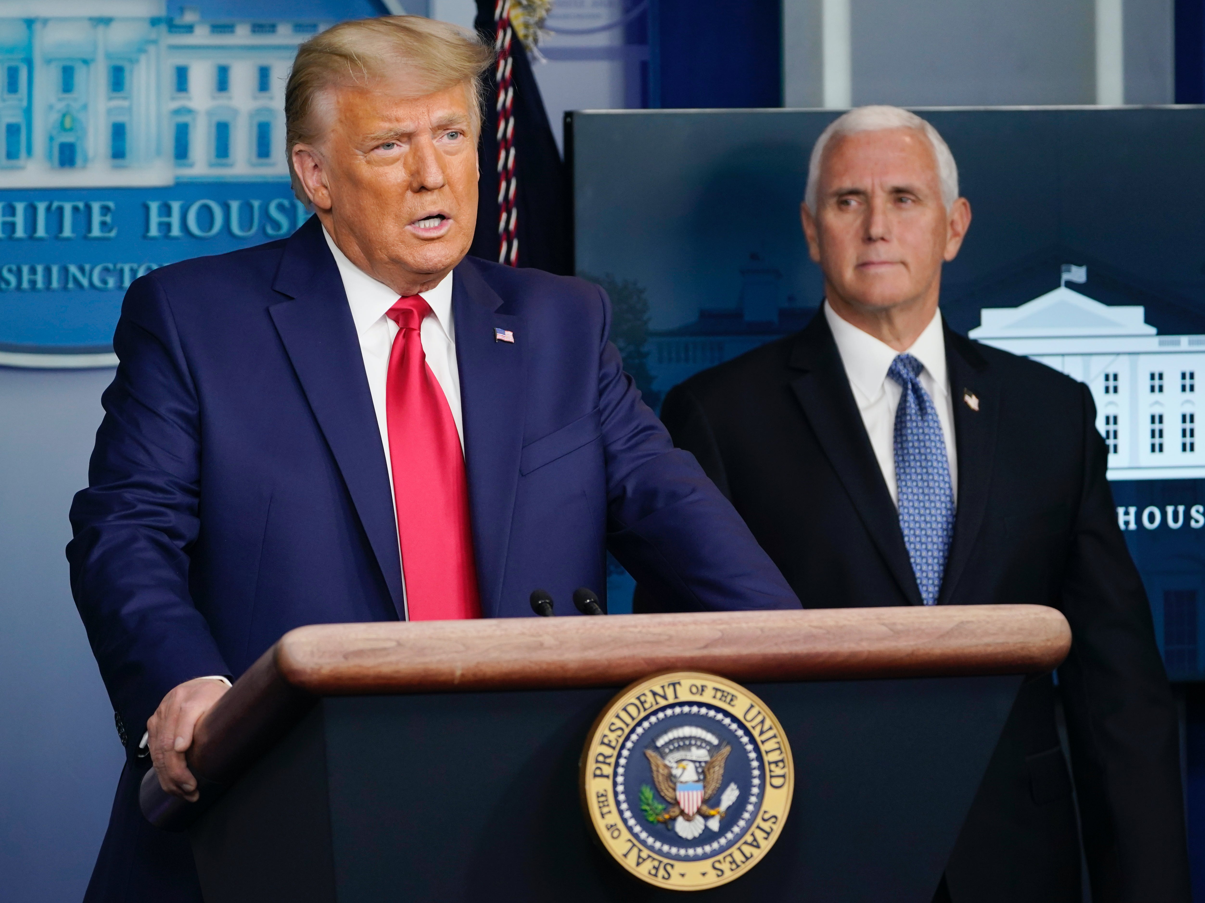 Reportero tiene momento bochornoso en conferencia de prensa de Trump