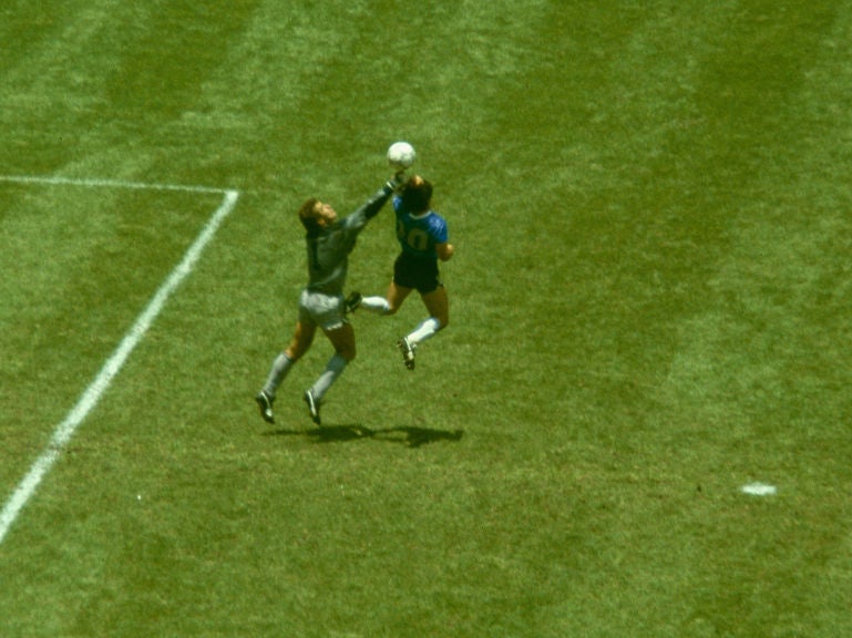 La inoportuna critica de Peter Shilton a Diego Maradona 
